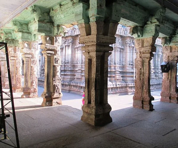 Koodal Azhagar Temple pillars