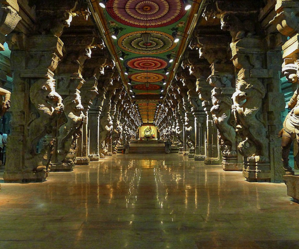 01MaduraiMeenakshiAmmanTemple&IndoorCorridorView