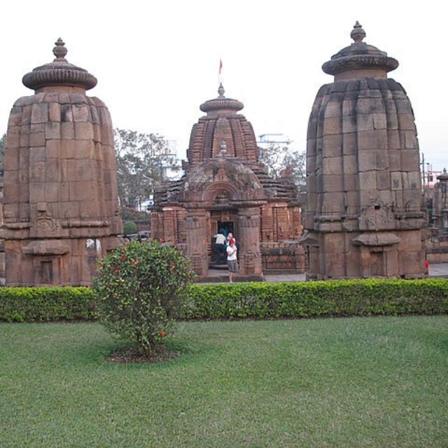 Amazing_Mukteswar_temple_with_its_minor_shrines