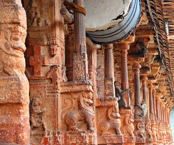 640px-Inside_Virupaksha_temple_-_Pillars_and_the_drum