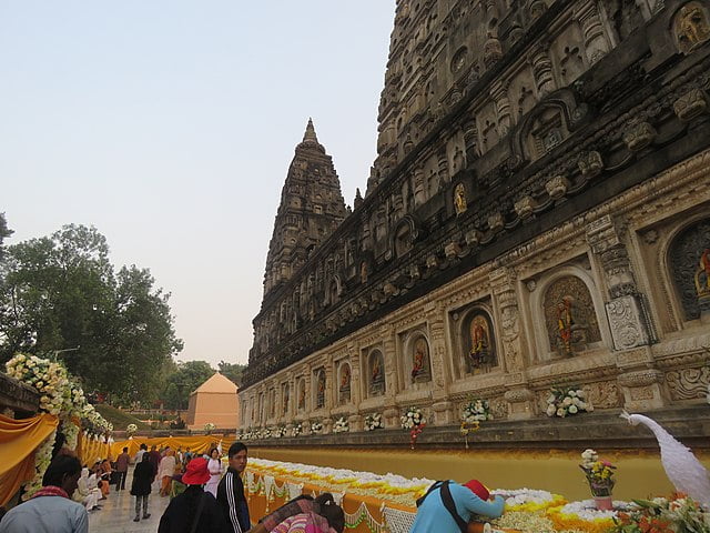 640px-Mahabodhi_temple_and_around