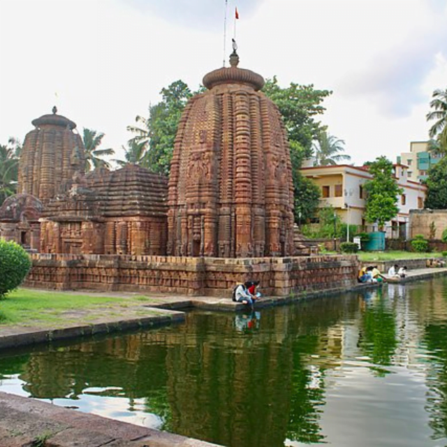 Mukteswar_Temple_pond