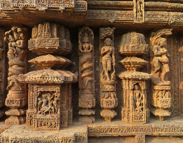 Outer_Wall_view_of_sun_temple_konark,_orissa