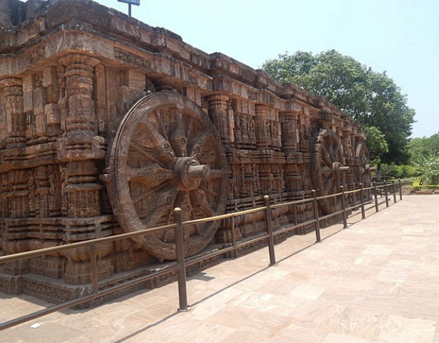 Side_view_of_sun_temple_konark,_orissa