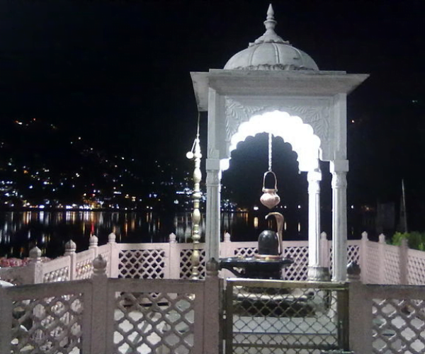 The_Naini_tal_(lake)_overseen_from_Naini_Devi_temple_area,_at_night.