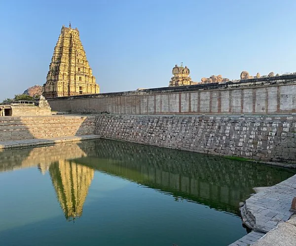 Virupaksha_Temple,_Hampi_Pond