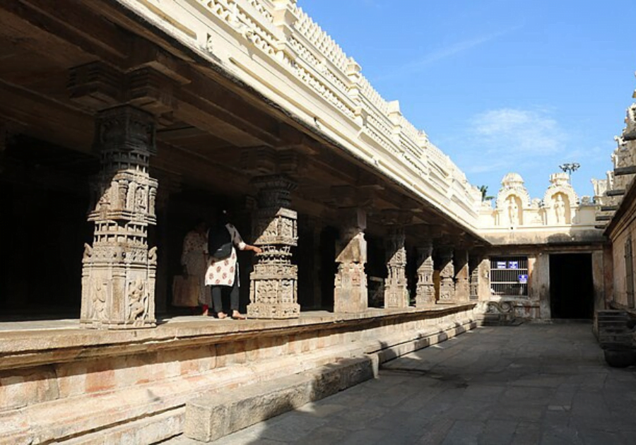 Cheluvanarayana_Swamy_Temple,_Melkote