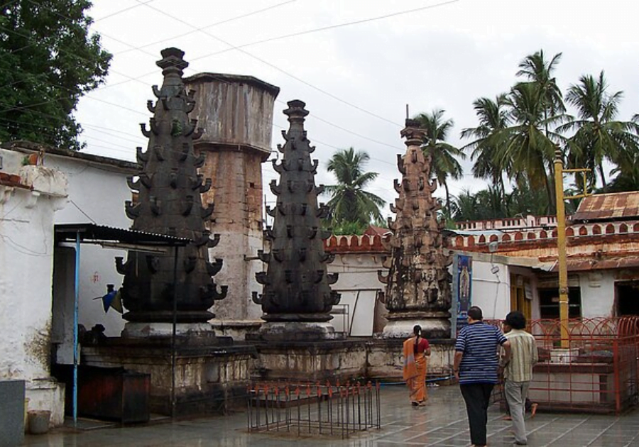 Courtyard_of_the_Banashankari_temple_with_ventilation_towers_or_deepa_stamba