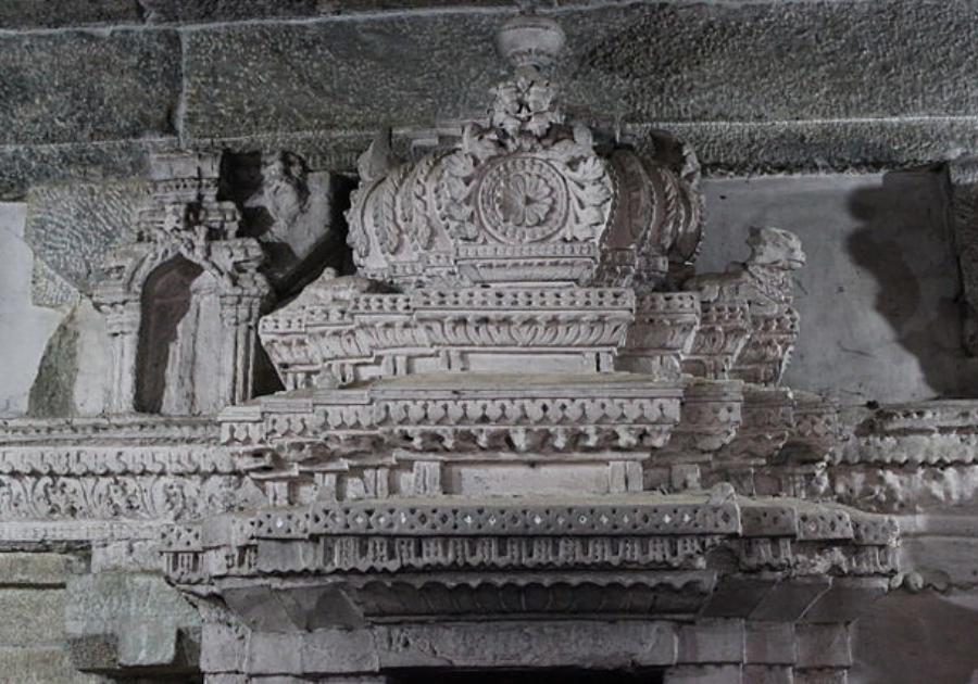 Decorative_tower_over_minor_shrine_in_the_Srikanteshwara_temple_complex_at_Nanjangud