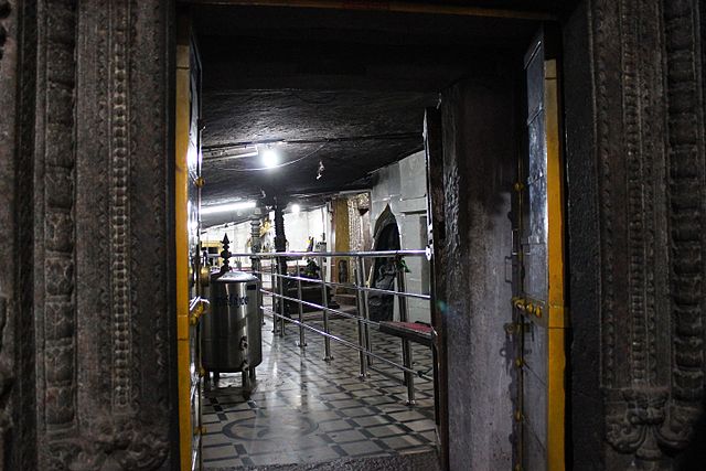 Inner_mantapa_in_a_natural_cave_leading_to_the_sanctum_in_the_Gavi_Gangadhareshwara_temple_at_Shivagange_near_Bangalore