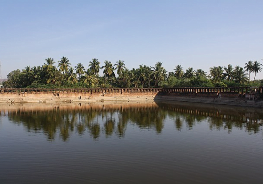 Kund_in_front_of_Banashankari_temple