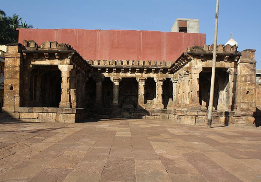 Old_Temple_to_the_left_side_of_the_entrance_to_the_modern_Banashankari_temple