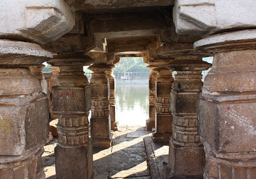 Pillars_near_the_tank_in_front_of_Banashankari_temple