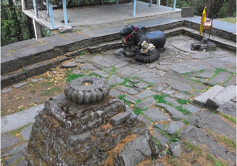 Nandi_statue_at_Binsar_Mahadev_temple